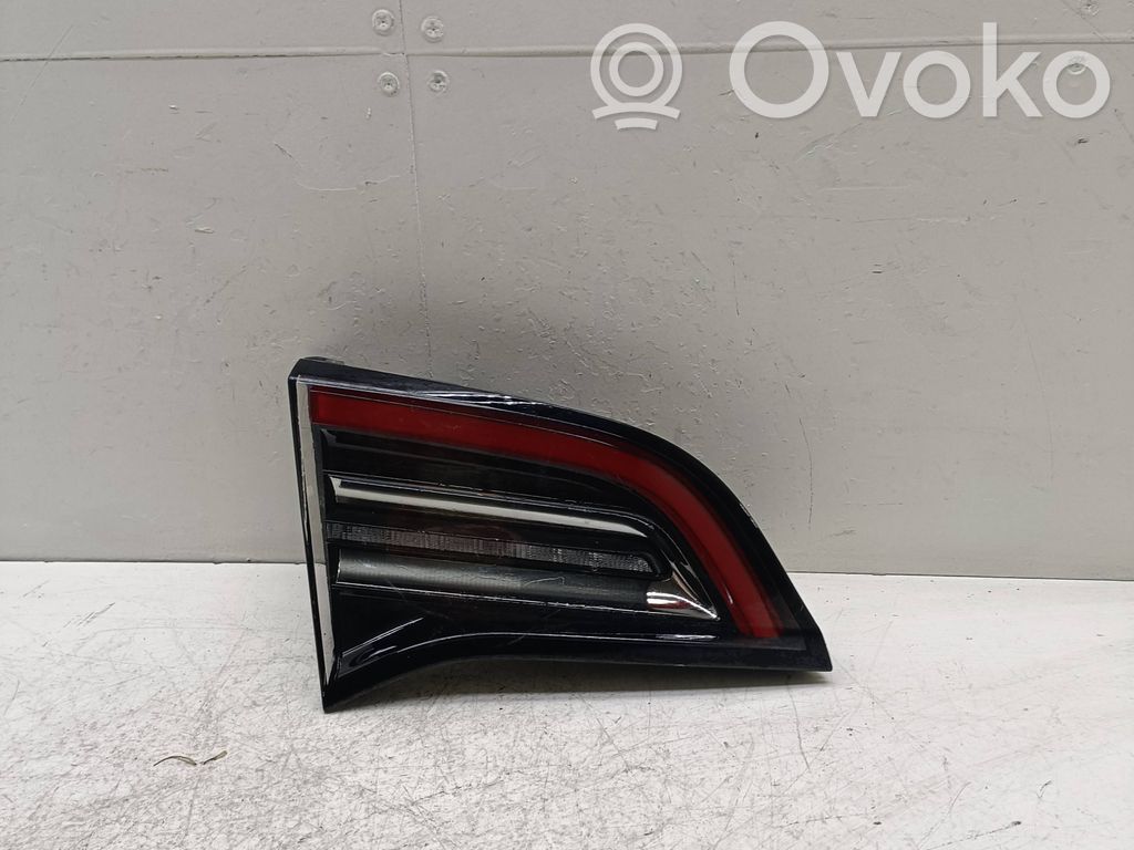 Tesla Model Y Luci posteriori del portellone del bagagliaio 