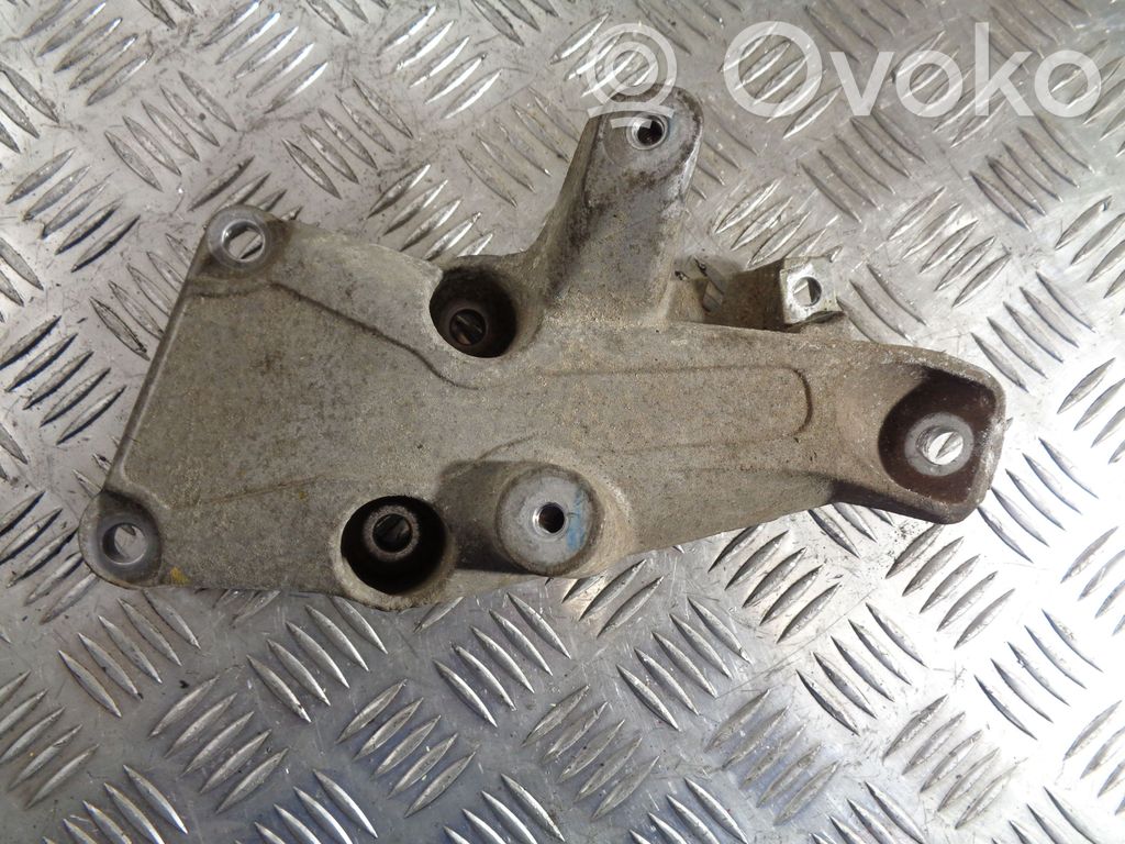 Engine mounting bracket   6776529,2211677652902