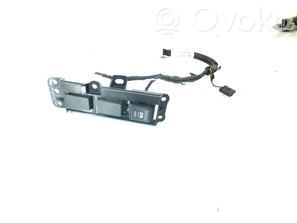 Nissan Note (E12) Central locking switch button 