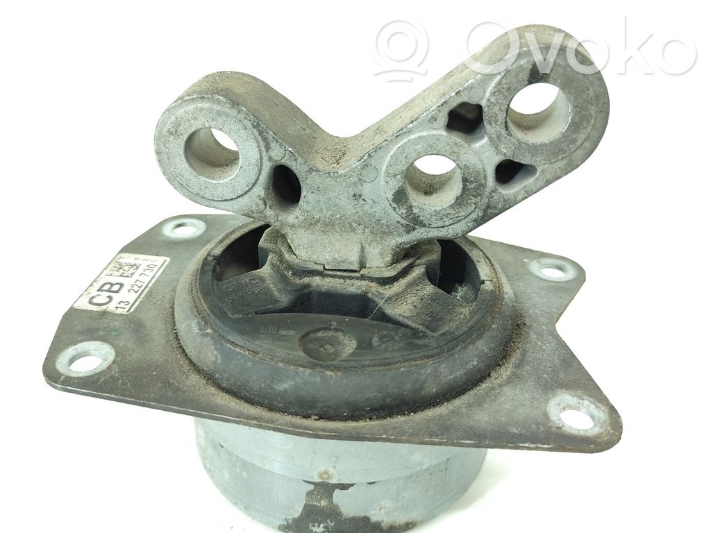 Opel Insignia A Engine mount bracket 