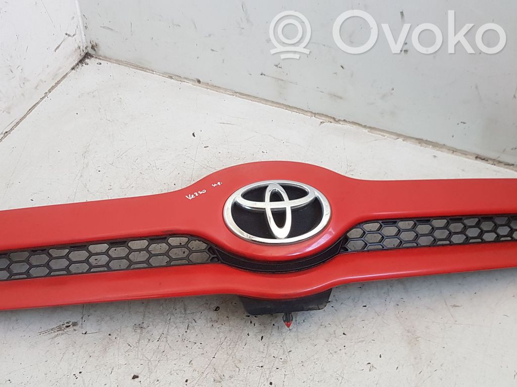 Toyota Corolla Verso E121 Rejilla superior del radiador del parachoques delantero 