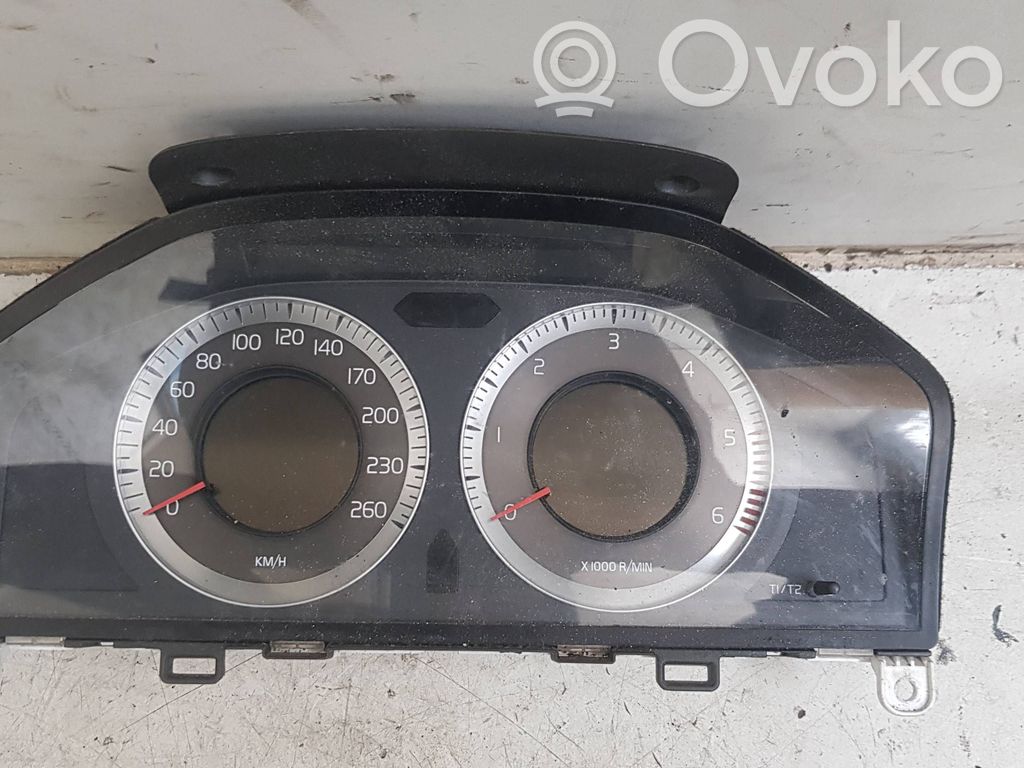 Volvo XC70 Speedometer (instrument cluster) 