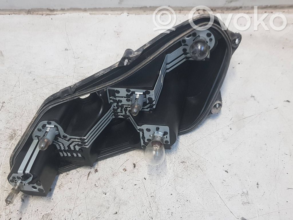 Opel Insignia A Takavalon polttimon suojan pidike 