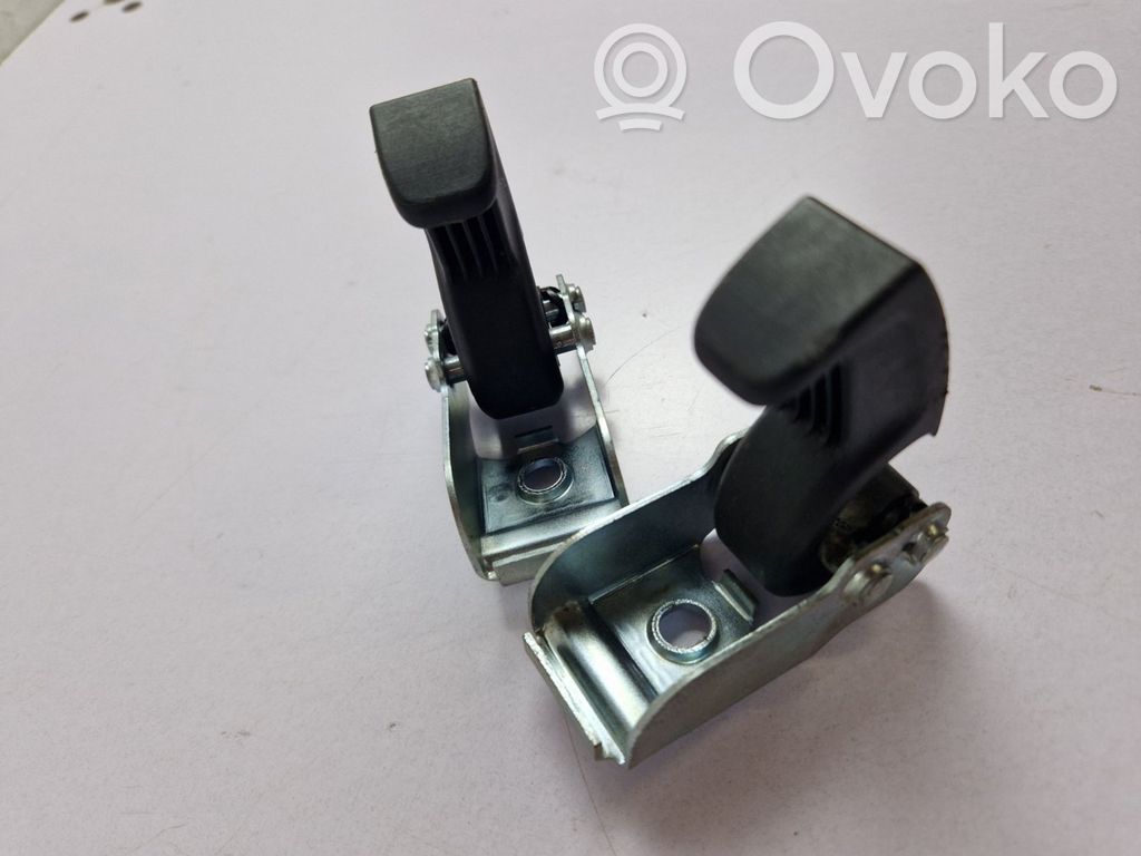 Tie down hook / loop   3V9867615
