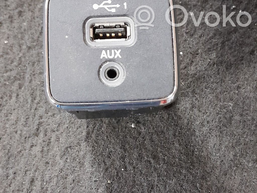 Jeep Cherokee USB savienotājs 