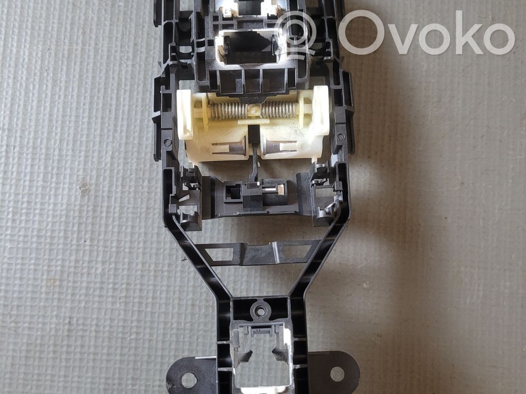 Volvo V90 Cross Country Front door exterior handle/bracket 