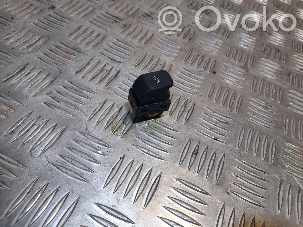 Audi A3 S3 8V Tailgate/boot open switch button 