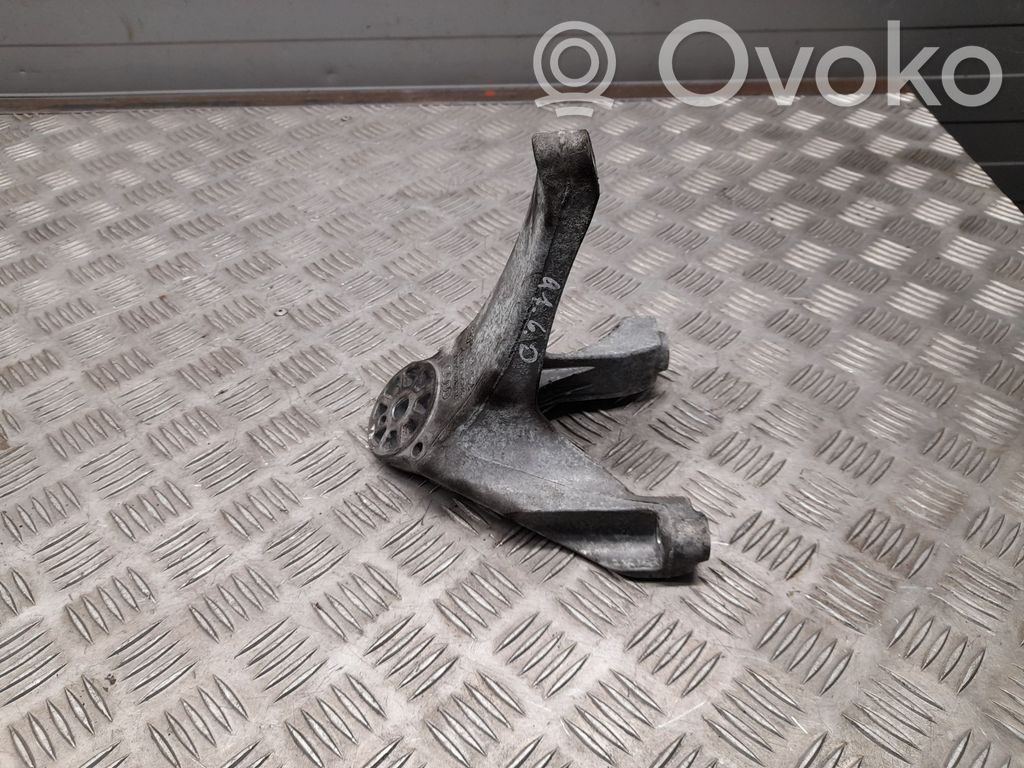 Audi Q7 4L Engine mounting bracket 