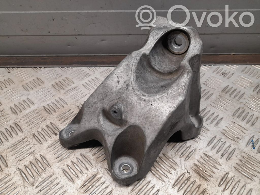 Chevrolet Camaro Engine mounting bracket 