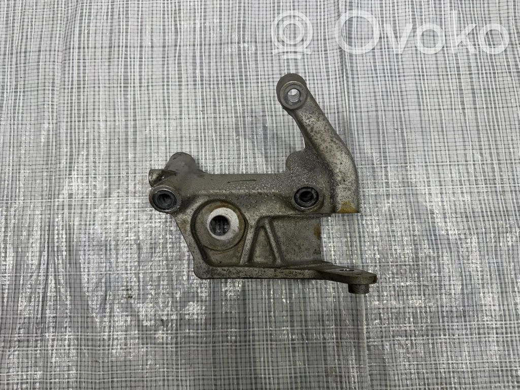 Volvo XC90 Engine mounting bracket 