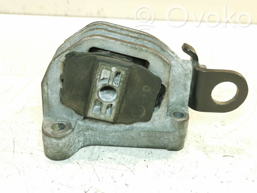 Volvo XC90 Engine mount bracket 