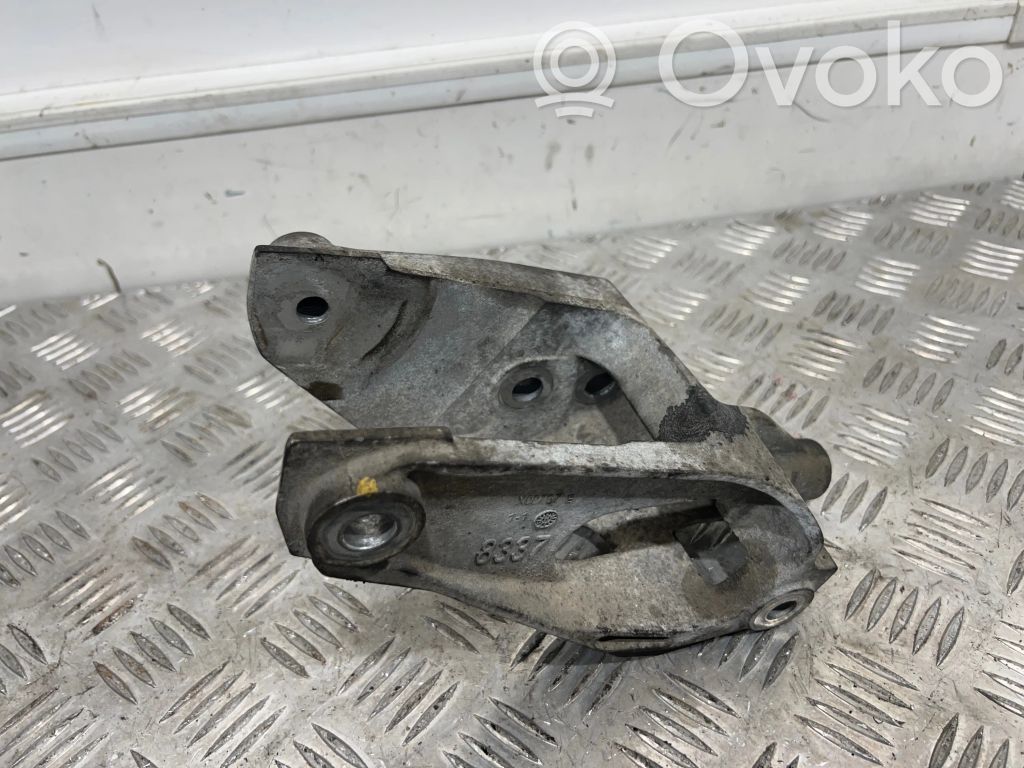 Chevrolet Captiva Engine mounting bracket 