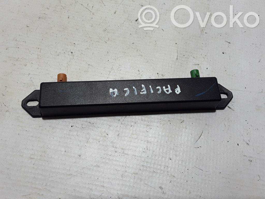 Chrysler Pacifica Aerial antenna amplifier 