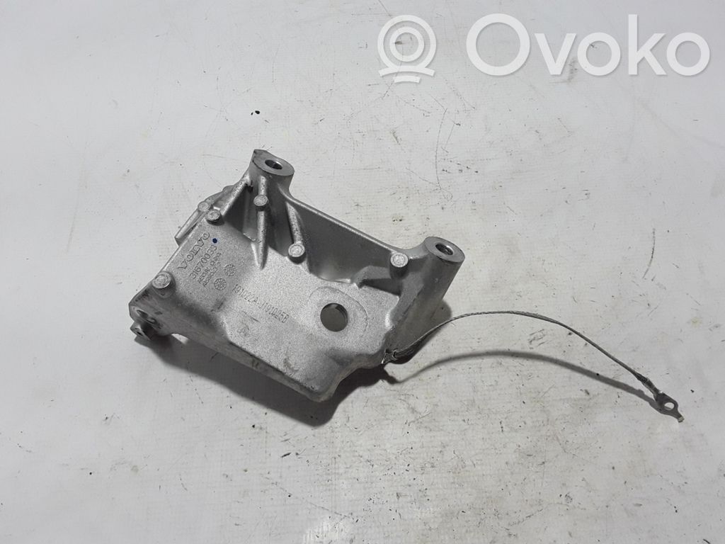 Volvo XC60 Engine mounting bracket 