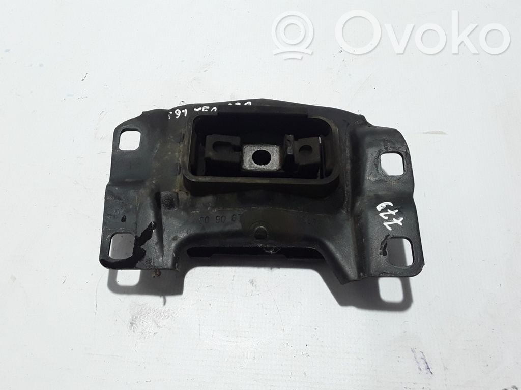 Volvo C30 Engine mount bracket 