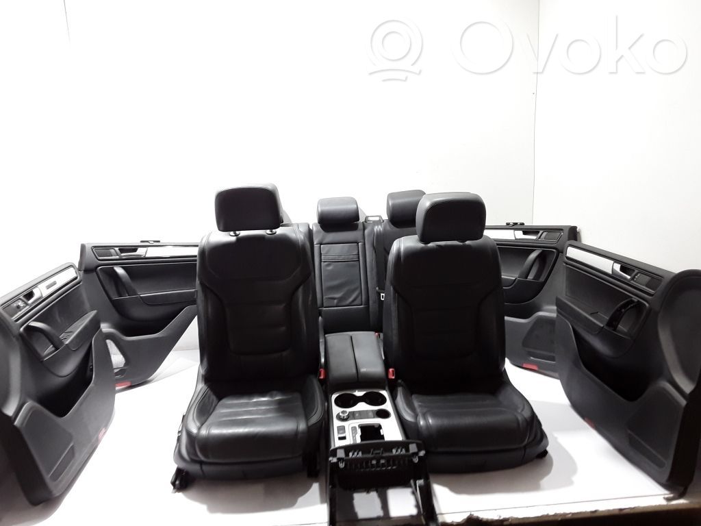 Volkswagen Touareg II Tapicerka / Komplet