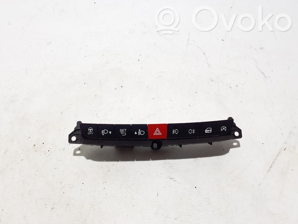 Fiat 500L Botón interruptor de luz de peligro 