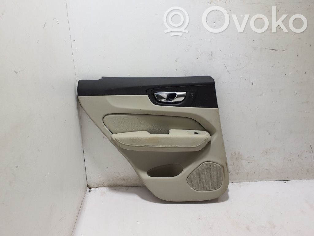 Volvo XC60 Takaoven verhoilu