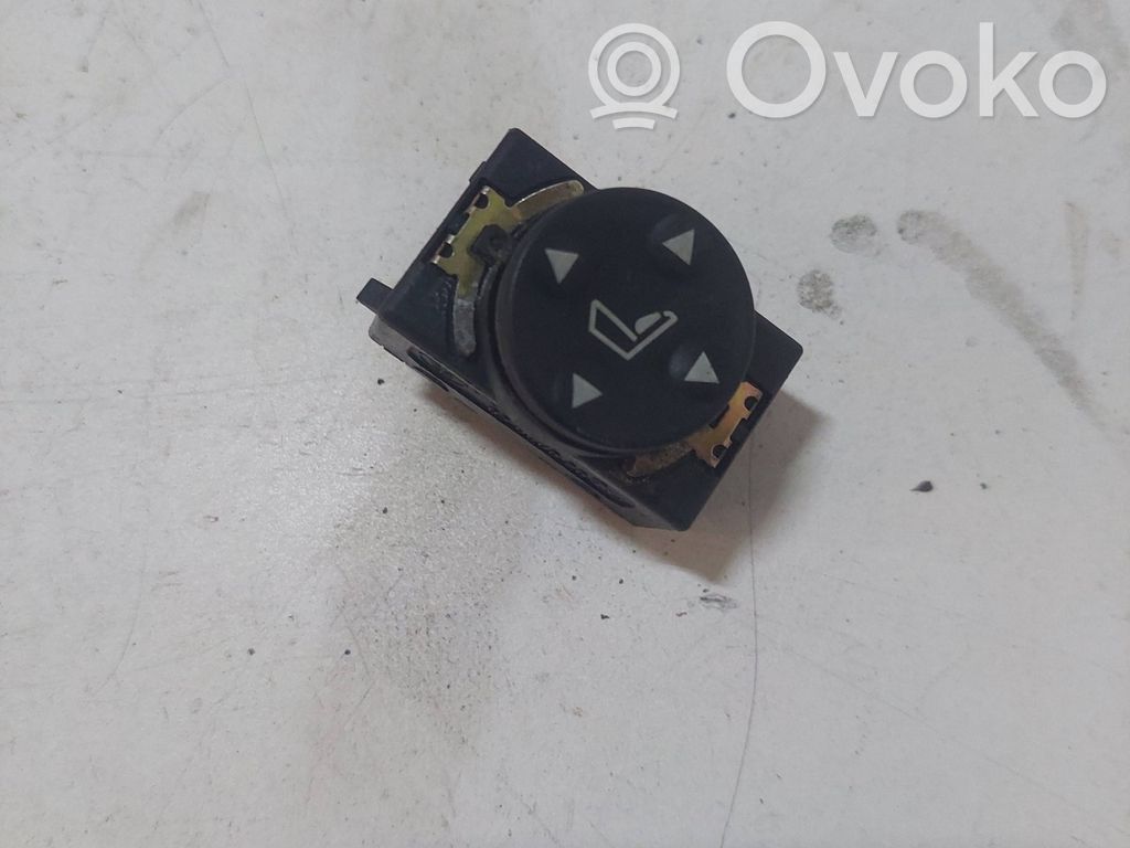 Seat control switch   8352291
