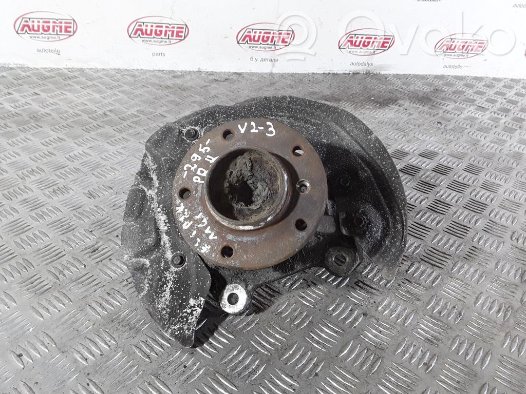 BMW 1 E81 E87 Priekšējā riteņa rumbas vārpstas šarnīrs (stupica, capfa) 