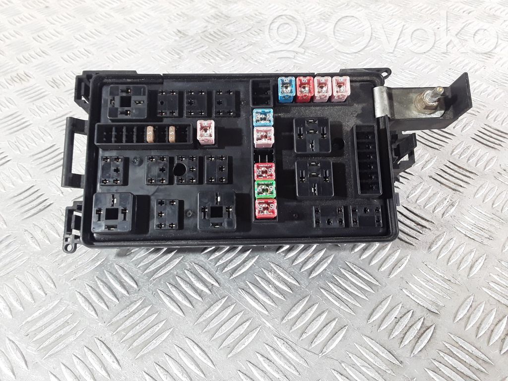 Toyota Avensis T250 Saugiklių blokas 