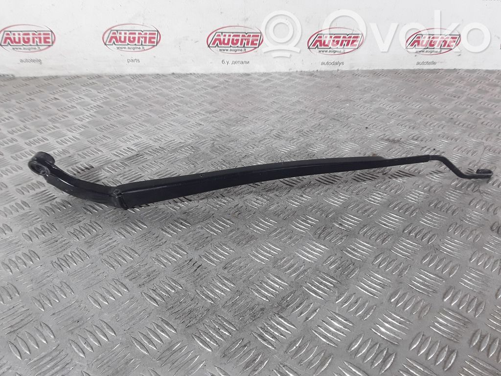 Toyota RAV 4 (XA50) Front wiper blade arm 