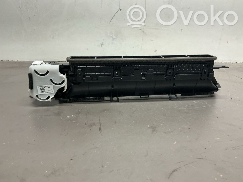 Tesla Model Y Oro paėmimo kanalo detalė (-ės) 