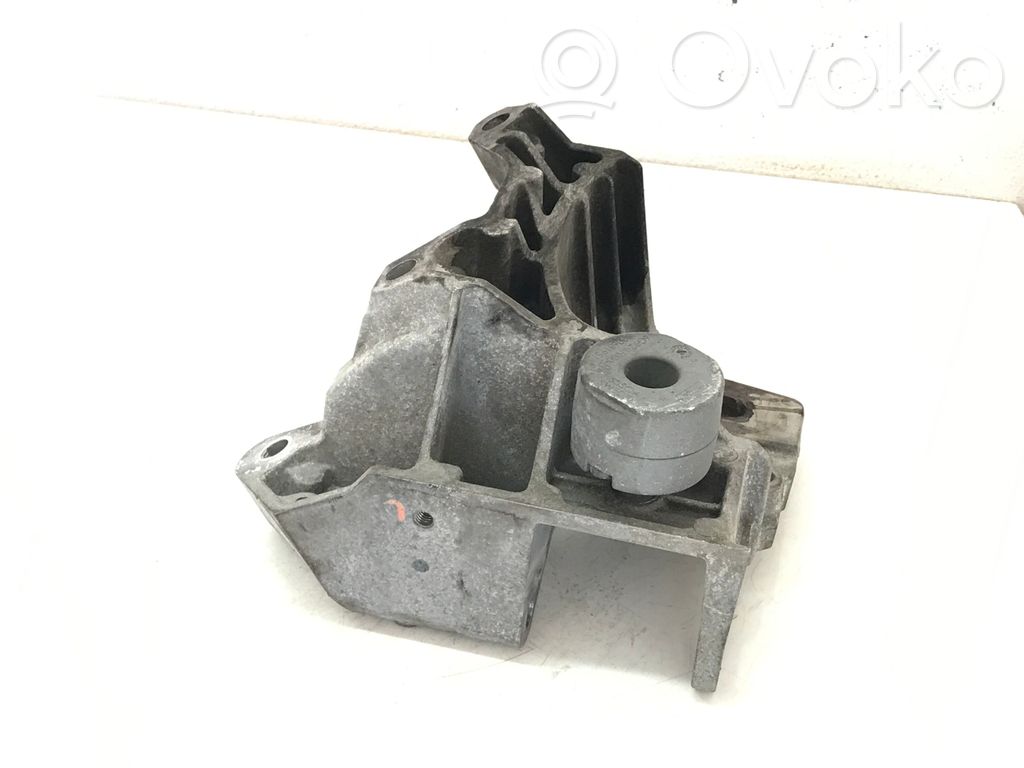 Volvo V70 Engine mounting bracket 