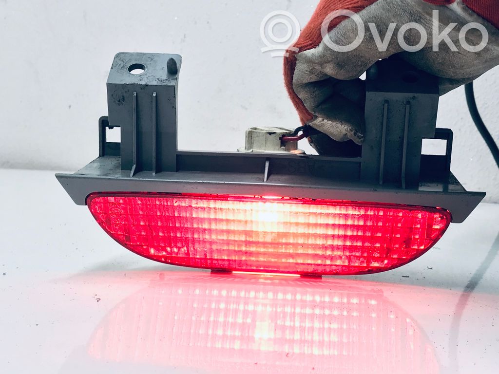 KIA Carnival Third/center stoplight 