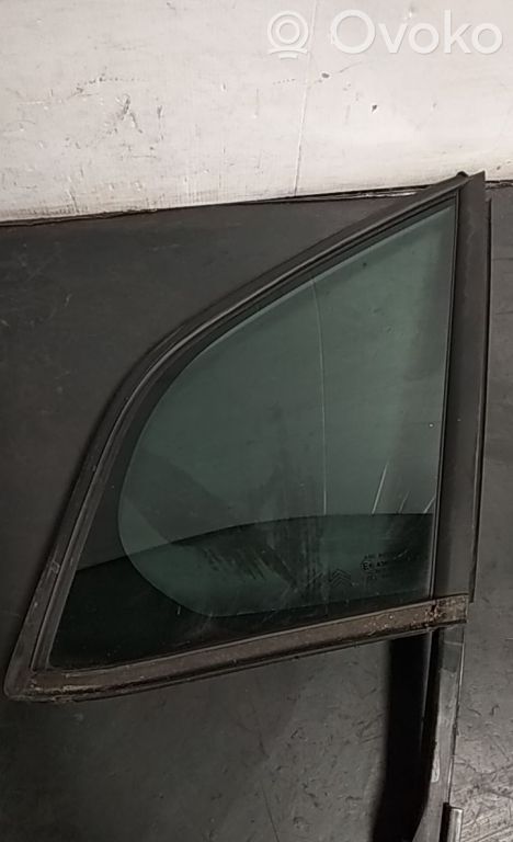 Front triangle window/glass   E643R007951