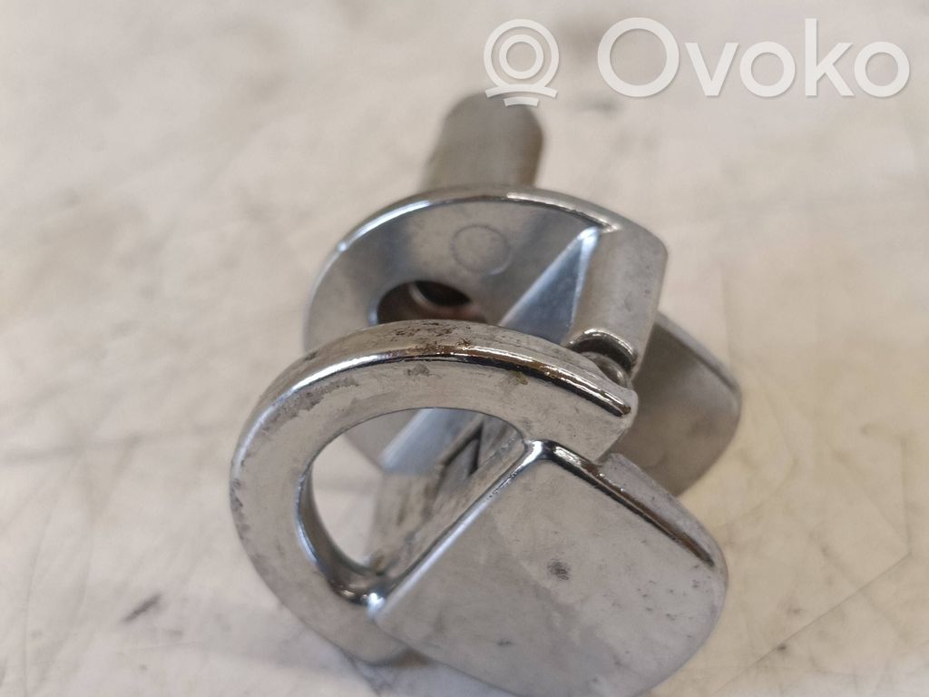 Volkswagen PASSAT B6 Tie down hook / loop 