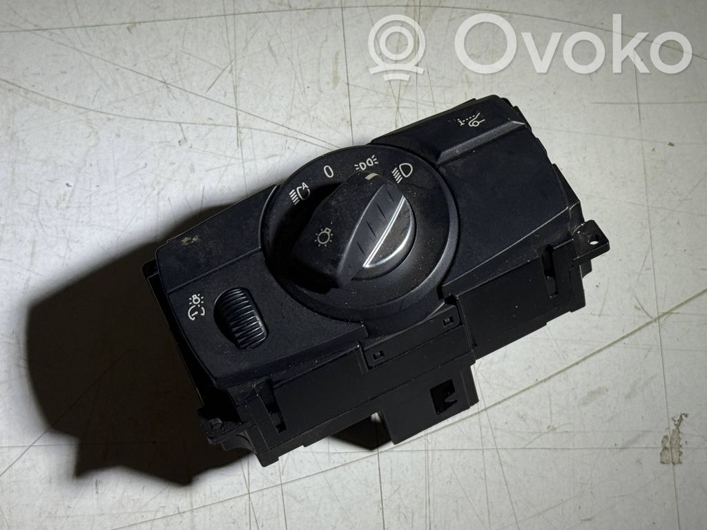 Light switch   9135579