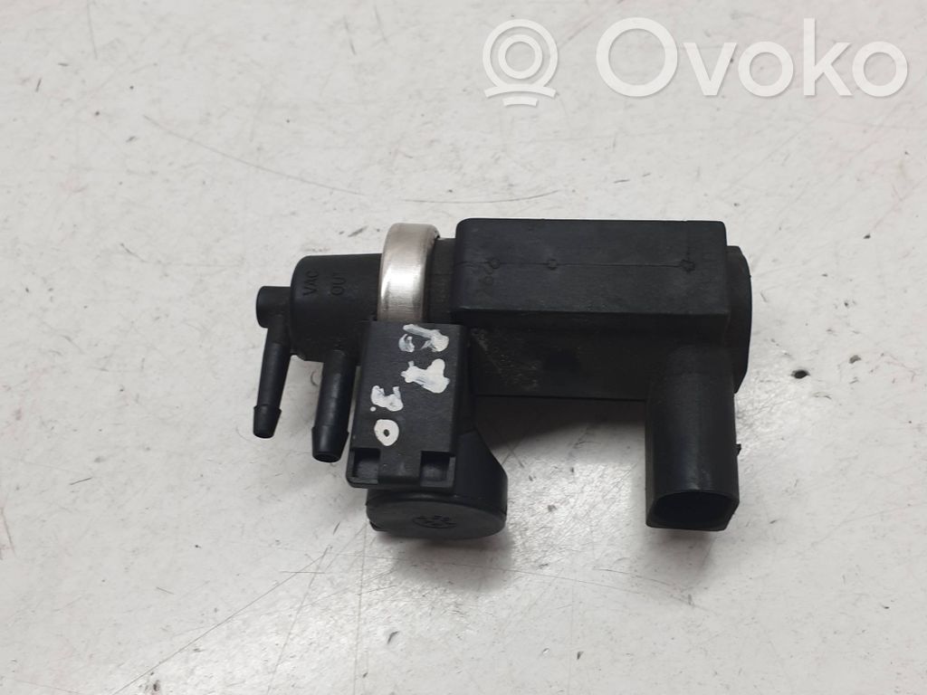 Audi A4 S4 B7 8E 8H Válvula de vacío 