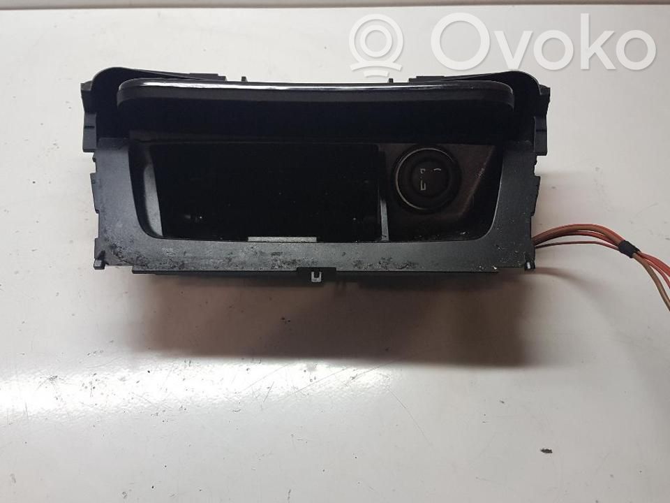 BMW 1 E82 E88 Mantu nodalījums 