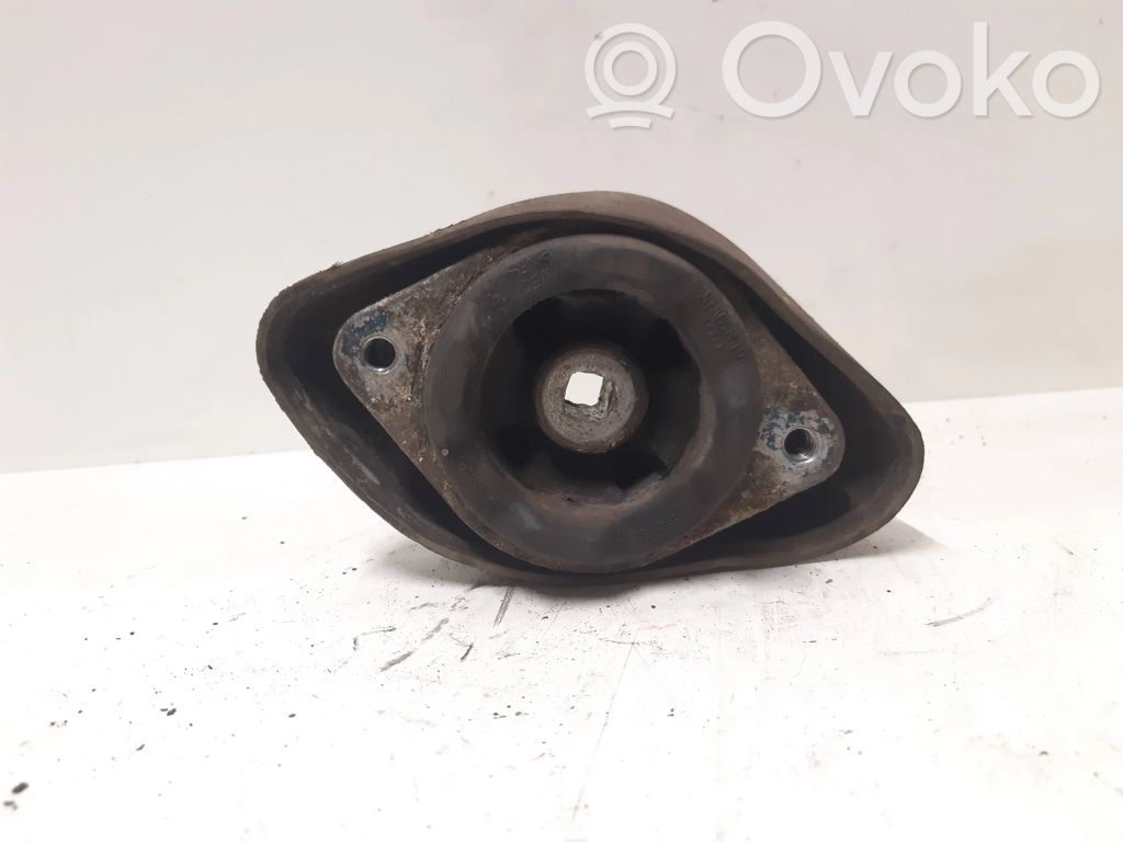 Volkswagen PASSAT B5 Engine mount bracket 