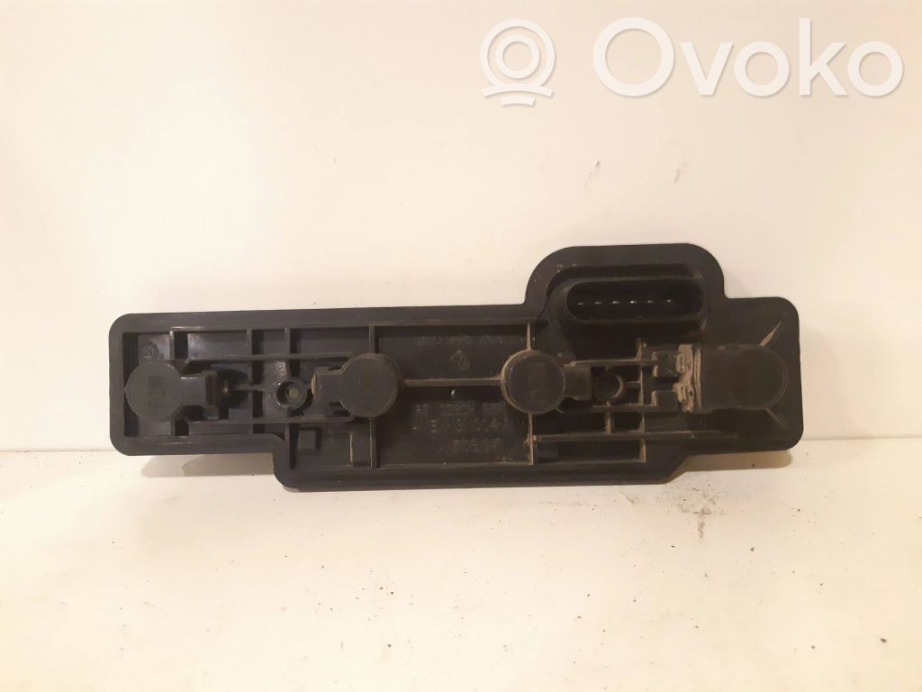Volkswagen Caddy Takavalon polttimon suojan pidike 