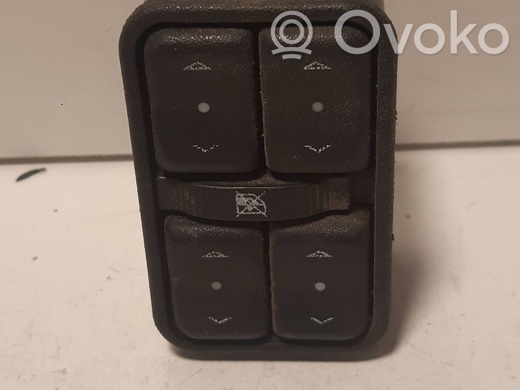 Opel Meriva A Electric window control switch 
