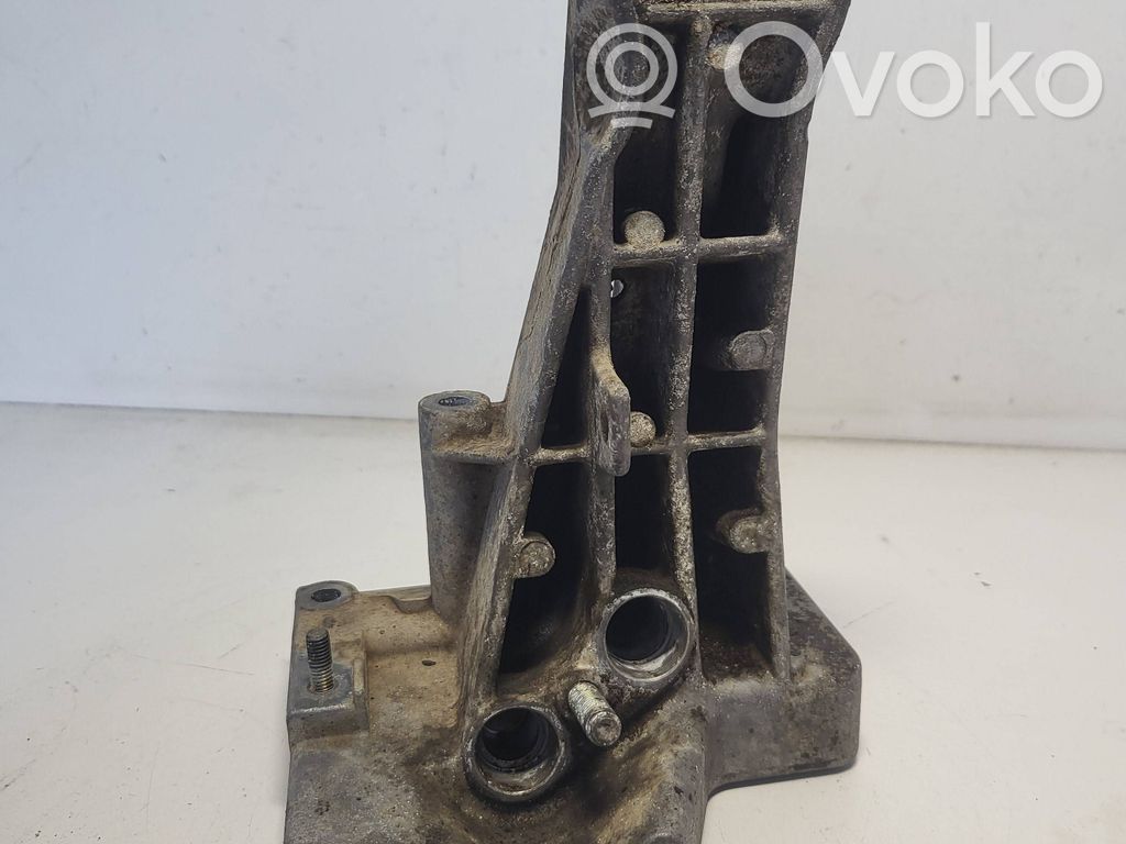 BMW 5 E39 Engine mounting bracket 