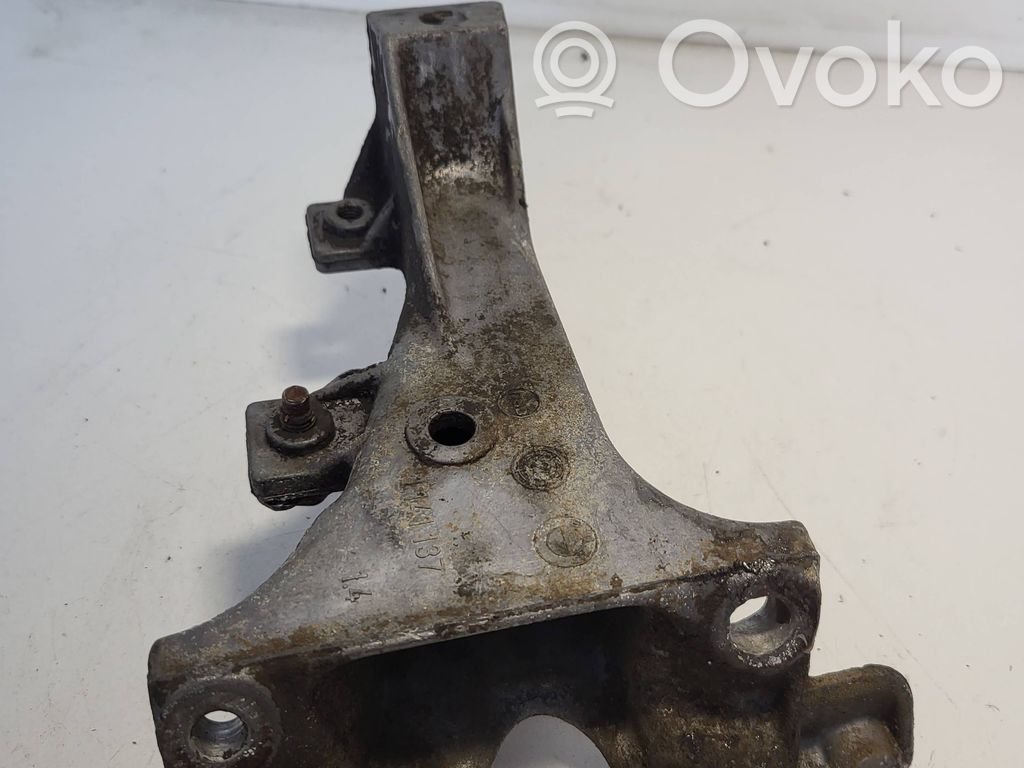 BMW 3 E36 Engine mounting bracket 