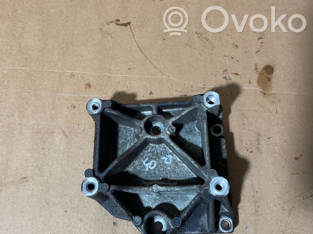 Peugeot 206 Engine mounting bracket 