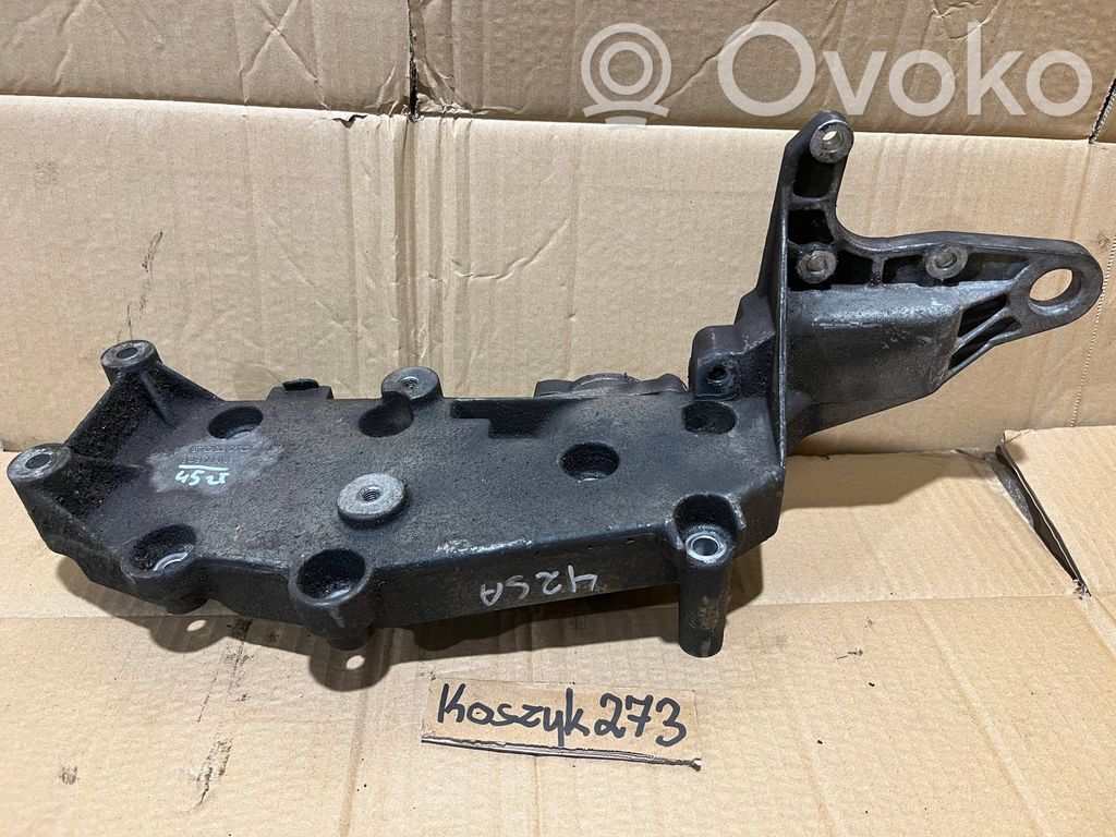 Volvo XC90 Engine mounting bracket 