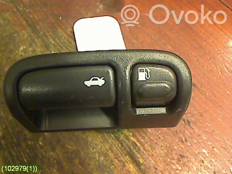 Tailgate/boot open switch button