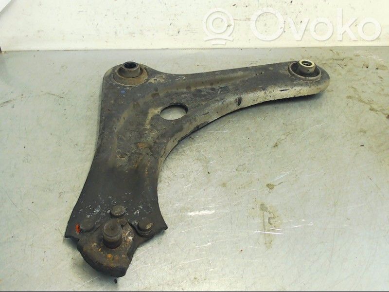 Peugeot 208 I Braccio di controllo sospensione anteriore inferiore/braccio oscillante