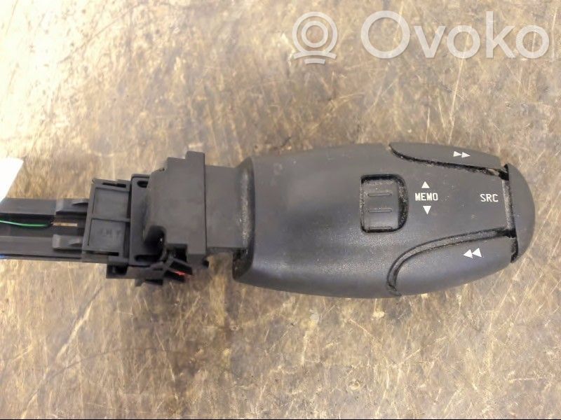 Peugeot Partner Butoane/comutatoare pe volan 
