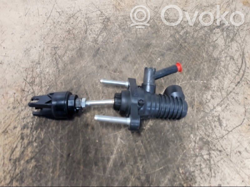 Toyota RAV 4 (XA40) Główny cylinder sprzęgła 