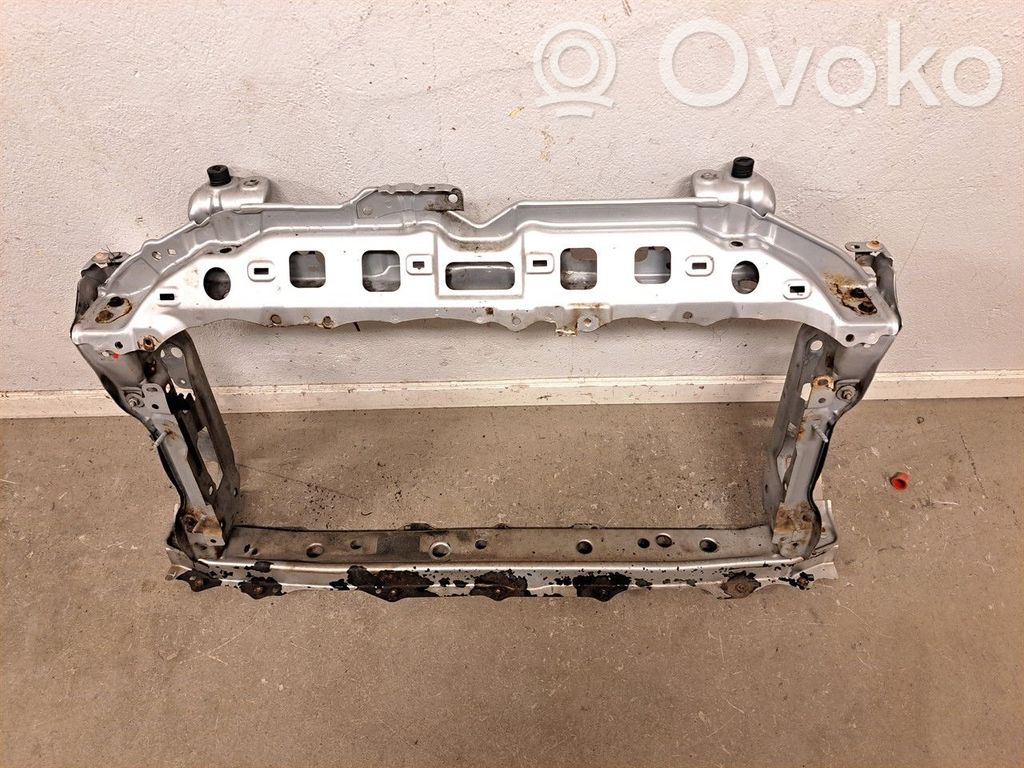Toyota Yaris Pas przedni 