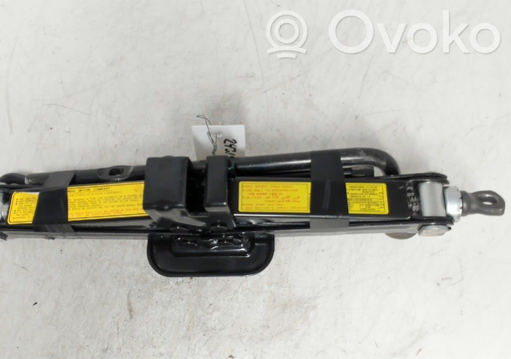 Hyundai i30 Lewarek samochodowy 