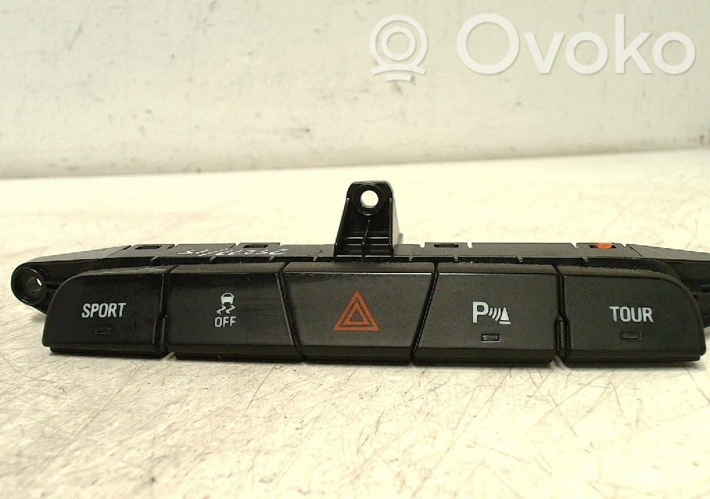 Opel Insignia A Botón interruptor de luz de peligro 