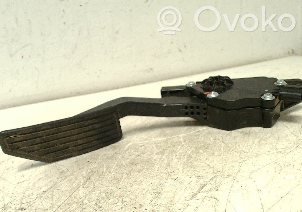 Accelerator throttle pedal   VN1988007911,8980677481