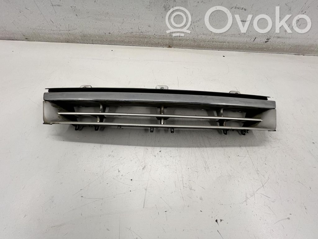 Opel Omega A Etupuskurin ylempi jäähdytinsäleikkö 